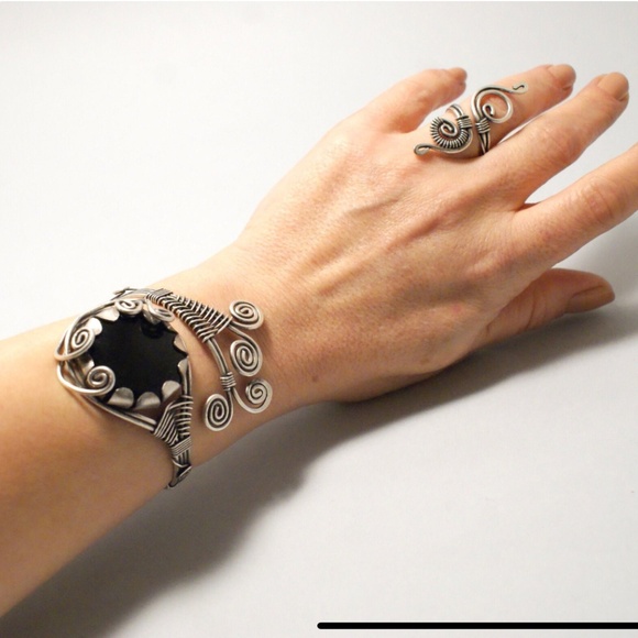 Black Onyx wire wrapped cuff bracelet - Picture 2 of 8